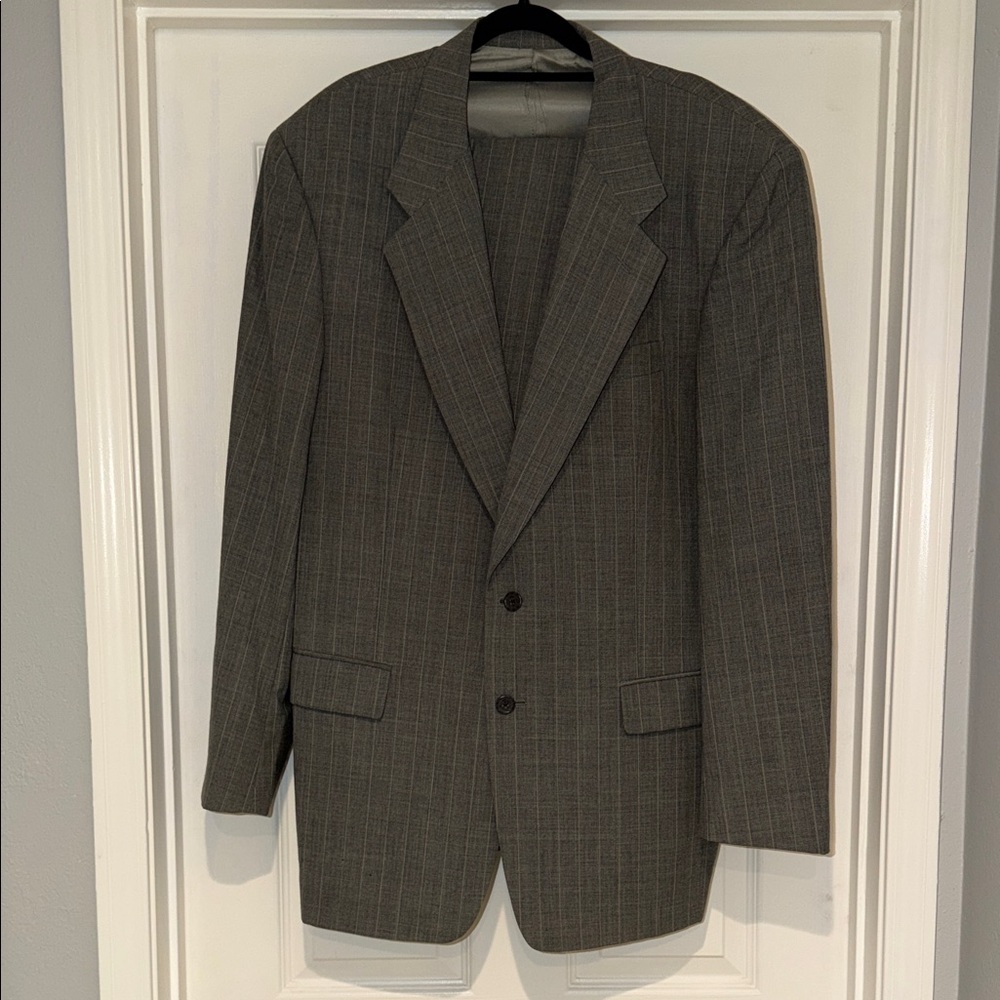Gorgeous Gray Men's Suit